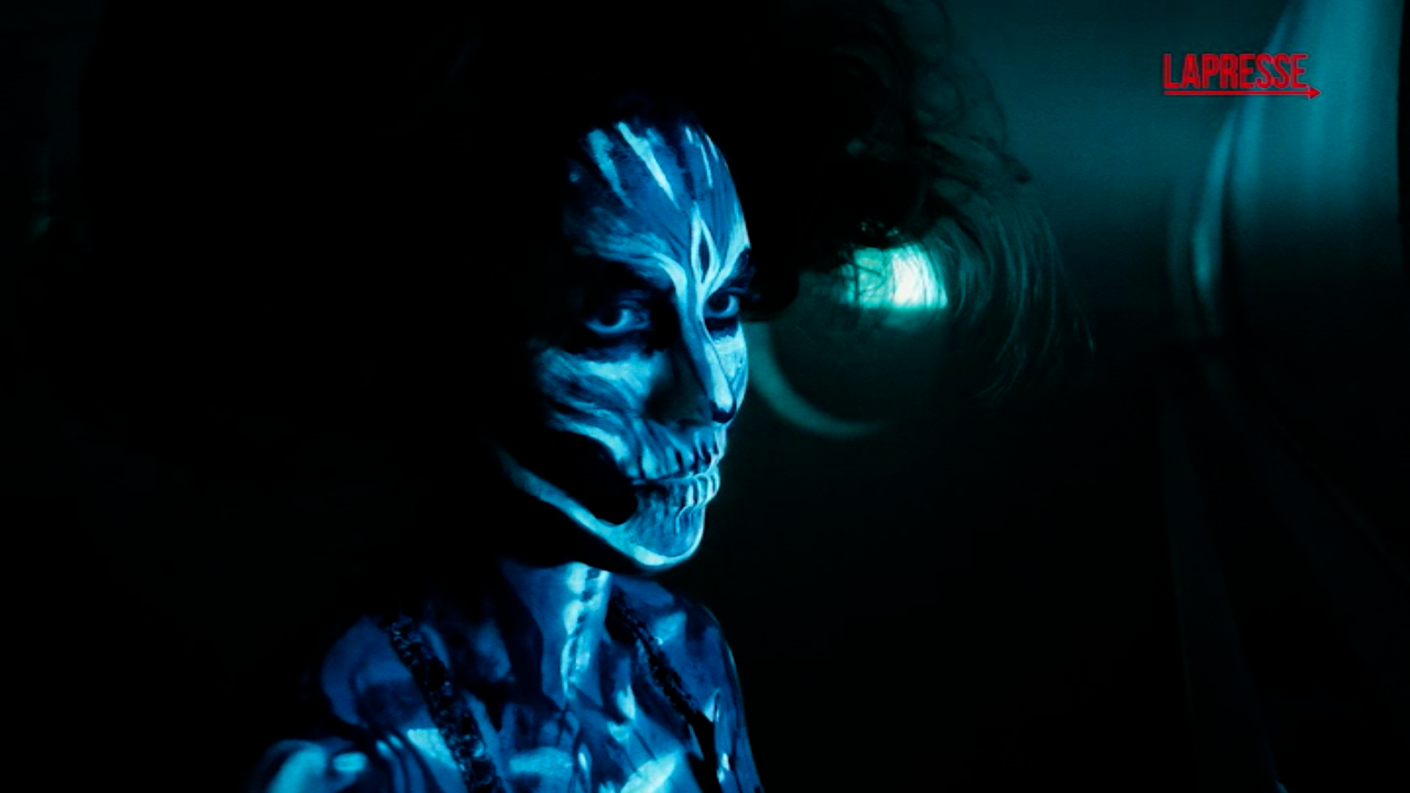 halloween 2025 una spaventosa sirena nella piscina di acqua termale pi249 profonda al mondo da Lapresse.it halloween 2025 una spaventosa sirena nella piscina di acqua termale pi249 profonda al mondo