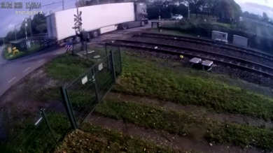 Olanda: camion bloccato a un passaggio a livello, il treno lo travolge