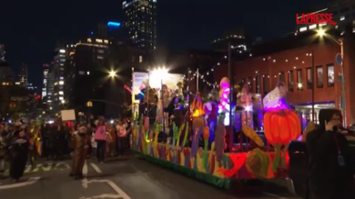 Halloween 2025, migliaia di persone sfilano per le strade di New York