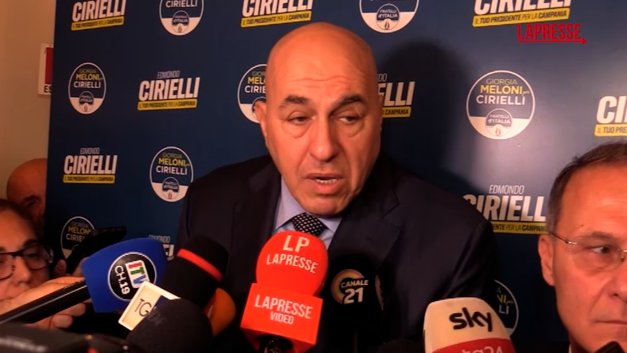 Cori fascisti nella sede di FdI a Parma, Crosetto: “Vanno presi a calci e mandati via” Cori fascisti nella sede di FdI a Parma, Crosetto: “Vanno presi a calci e mandati via”