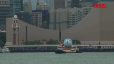 Hong Kong, giganteschi gonfiabili di Labubu e Doraemon fanno la loro parata finale sul mare