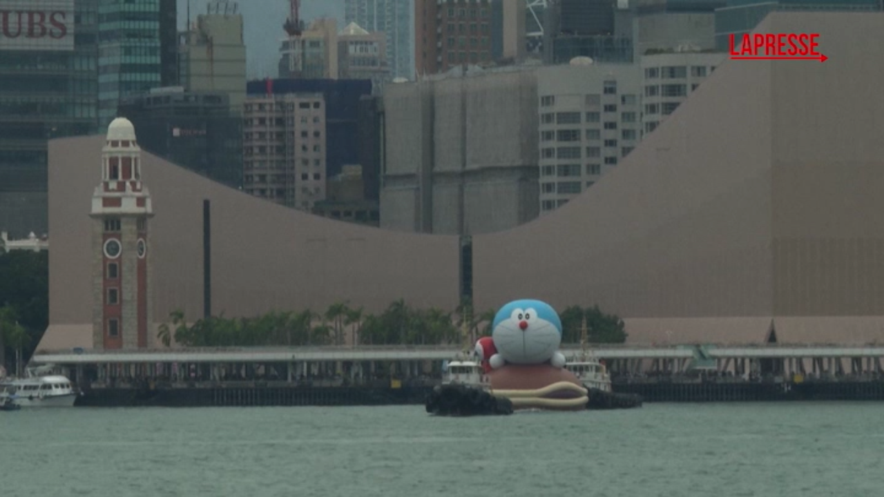 Hong Kong, giganteschi gonfiabili di Labubu e Doraemon fanno la loro parata finale sul mare Hong Kong, giganteschi gonfiabili di Labubu e Doraemon fanno la loro parata finale sul mare