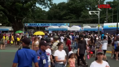 Filippine, folla immensa ai cimiteri per il giorno di Ognissanti