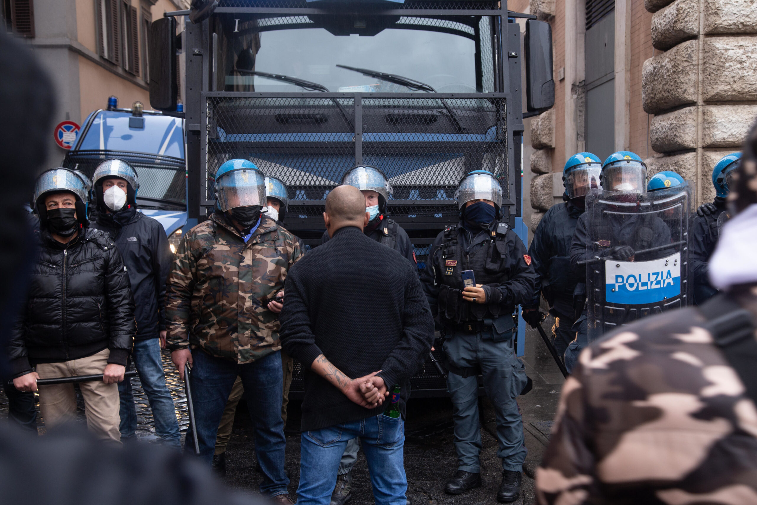 Cagliari, tensioni a corteo anti-Casapound: polizia usa idranti contro manifestanti