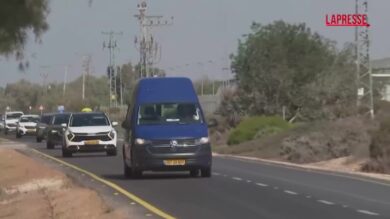 Israele, nel kibbutz di Nir Oz l’arrivo del feretro di un ostaggio per i funerali