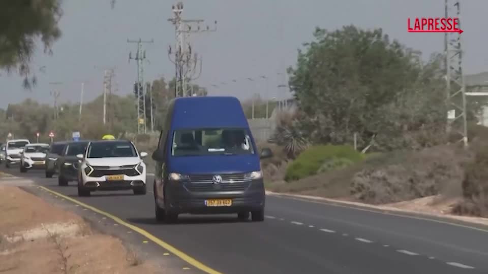Israele, nel kibbutz di Nir Oz l’arrivo del feretro di un ostaggio per i funerali
