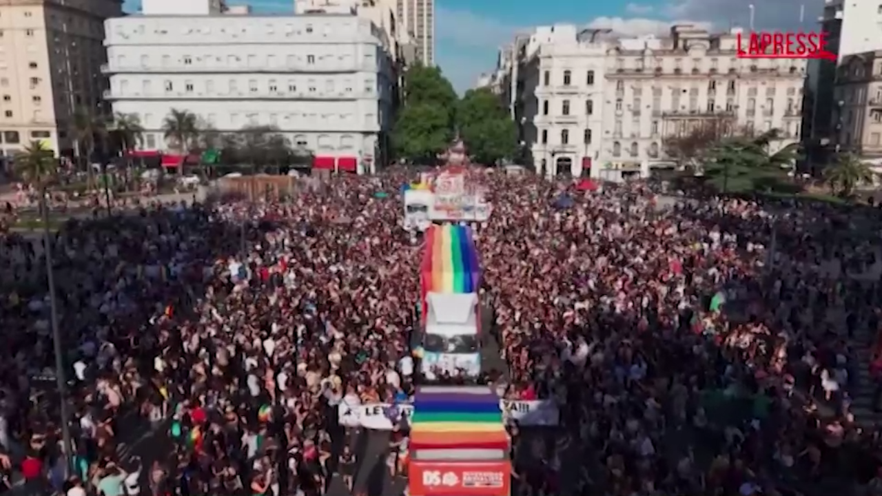 Buenos Aires, migliaia di persone al Pride annuale: le immagini della parata Buenos Aires, migliaia di persone al Pride annuale: le immagini della parata