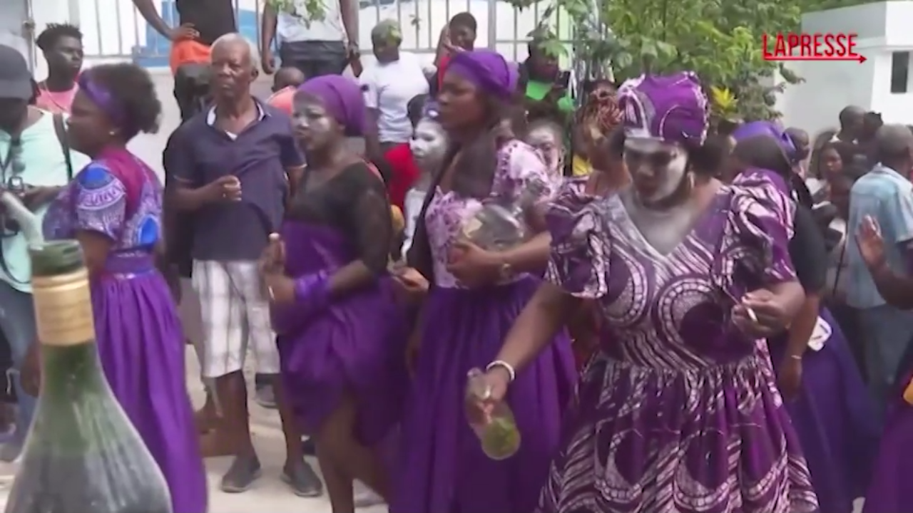 Haiti, al cimitero si onorano i morti nel festival del Voodoo