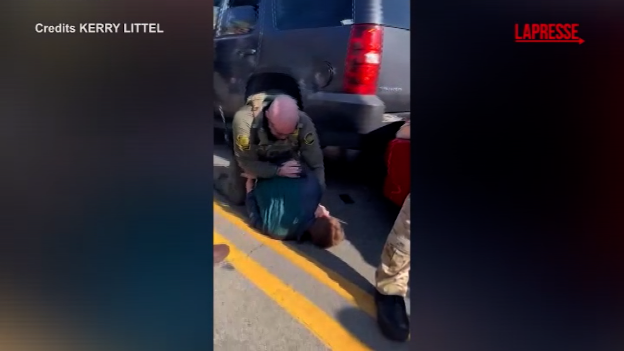 usa agente dell immigrazione picchia uomo immobilizzato tra le proteste della folla il video