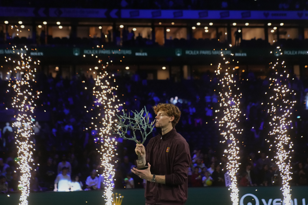 Atp Parigi 2025, Sinner vince la finale contro Auger Aliassime e torna n°1 del mondo Atp Parigi 2025, Sinner vince la finale contro Auger Aliassime e torna n°1 del mondo