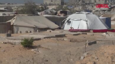 Gaza, 30 famiglie sfollate vivono in tende nel cimitero di Khan Younis