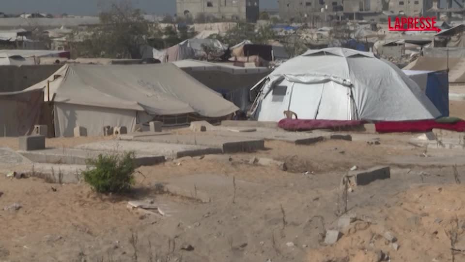 gaza 30 famiglie sfollate vivono in tende nel cimitero di khan younis