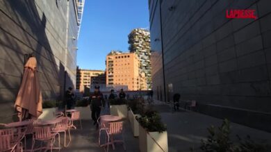 Milano, donna accoltellata in piazza Gae Aulenti: è grave