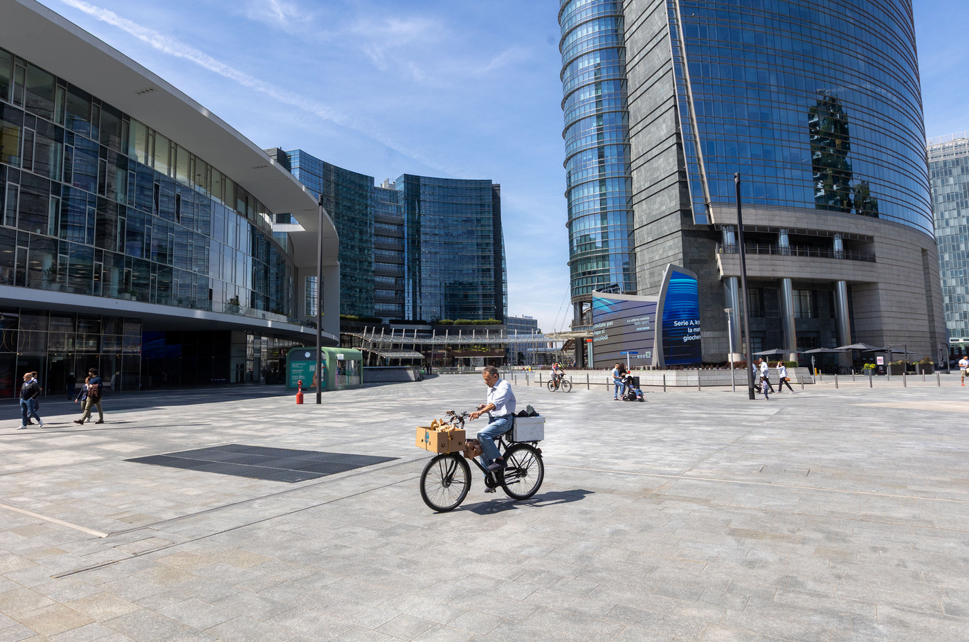 Milano, donna accoltellata in piazza Gae Aulenti: è grave