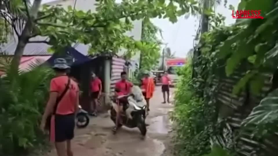 Filippine, decine di migliaia di evacuati per il tifone Kalmaegi: le immagini