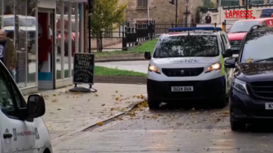 Assalto a treno in Inghilterra, incriminato un 32enne: l'arrivo dell'uomo in tribunale