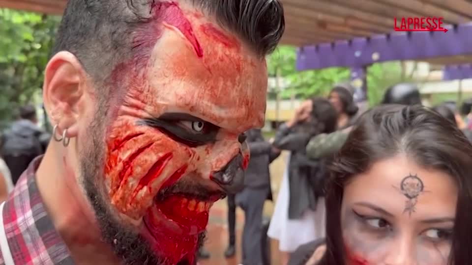 Brasile, la Zombie Walk a San Paolo riunisce migliaia di persone: le immagini