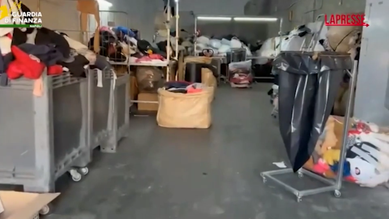 Napoli, sequestrato un opificio con 10 tonnellate di rifiuti speciali: le immagini del blitz