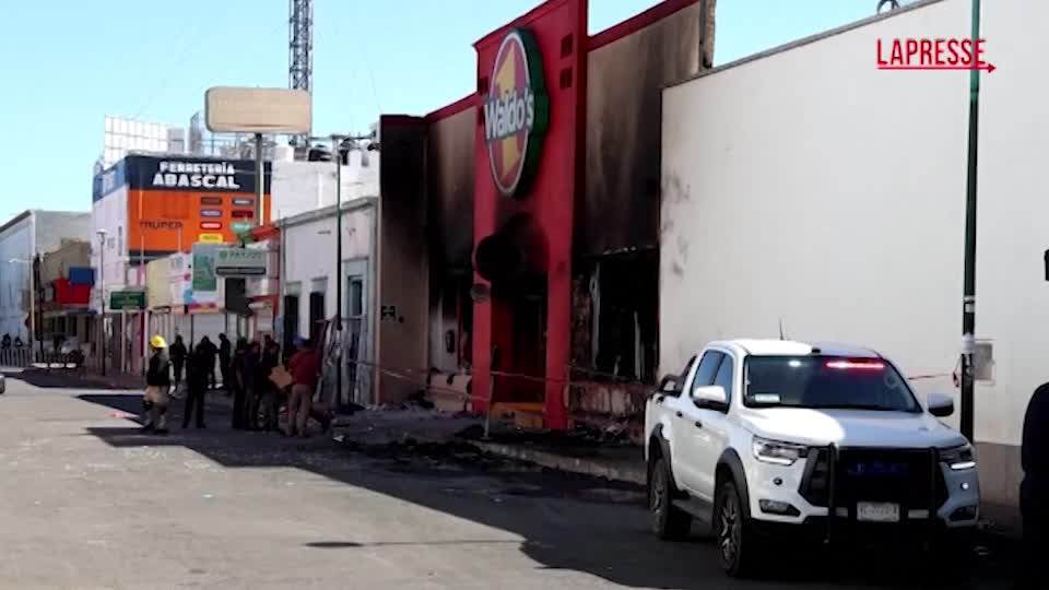 Messico, incendio mortale a Hermosillo: fiori e candele sul luogo della strage Messico, incendio mortale a Hermosillo: fiori e candele sul luogo della strage