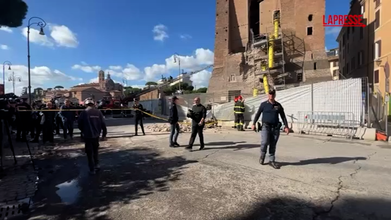 Roma, crollo torre ai Fori Imperiali: le immagini dei soccorsi Roma, crollo torre ai Fori Imperiali: le immagini dei soccorsi
