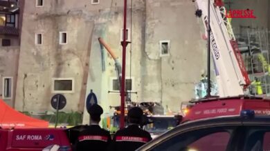 Crollo Torre Fori Imperiali, le operazioni per liberare l'operaio sotto le macerie