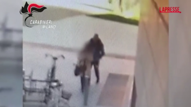 Milano, donna accoltellata in Gae Aulenti: il momento d'aggressione