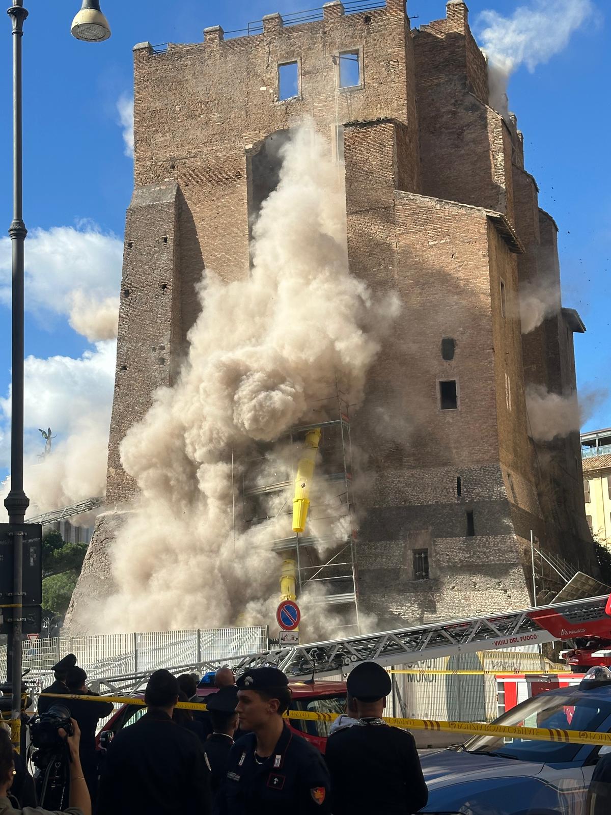 Galleria foto 'Crollo Torre dei Conti ai Fori Imperiali, morto l’operaio estratto dopo 11 ore da sotto le macerie' - foto 3