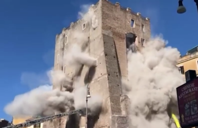 Roma, ulteriore cedimento della Torre dei Conti: il momento del crollo