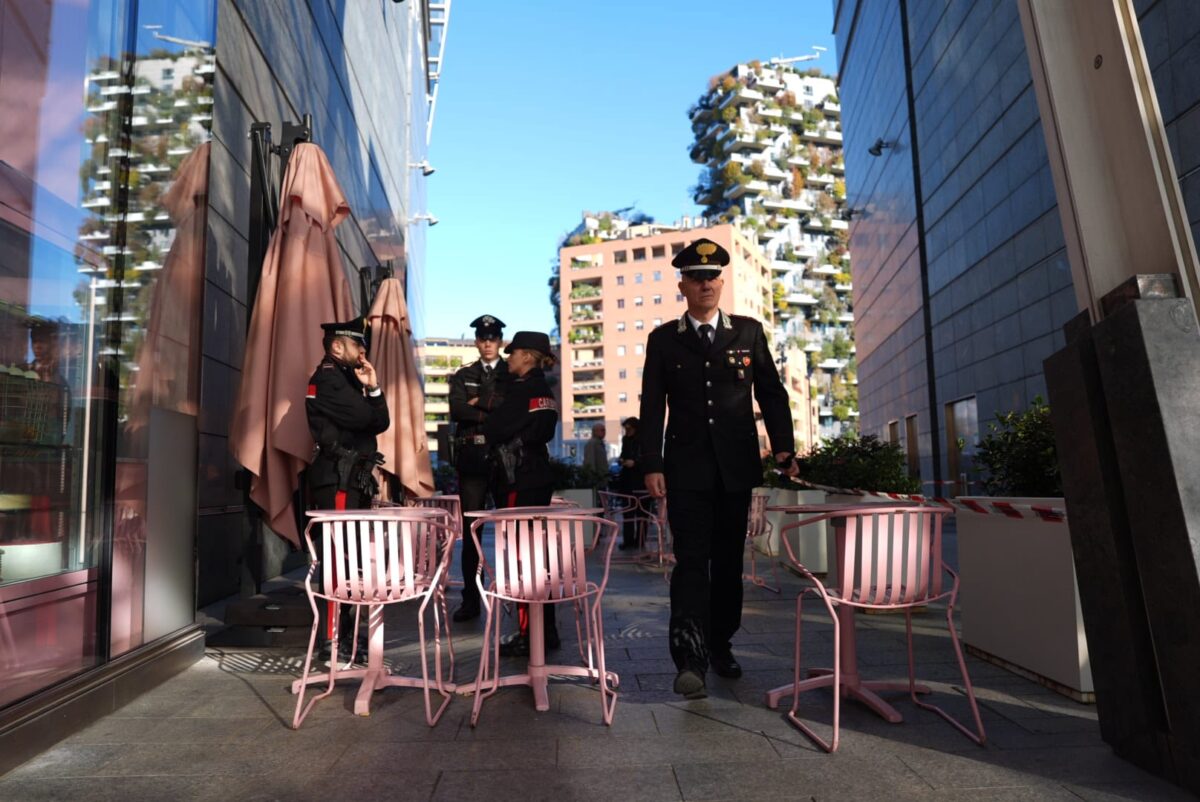 Milano, donna accoltellata alla schiena in piazza Gae Aulenti: è grave. Rintracciato l’aggressore