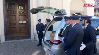 Milano, folla commossa ai funerali di Luciana Ronchi