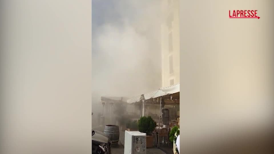 Crollo Torre dei Conti ai Fori Imperiali, le immagini da un ristorante