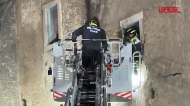 Crollo Torre dei Conti, il momento in cui l’operaio è stato estratto da sotto le macerie