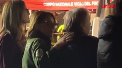 Crollo Torre dei Conti, la moglie dell'operaio intrappolato attende il salvataggio del marito