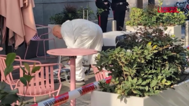 Accoltellamento in piazza Gae Aulenti a Milano: i rilievi della scientifica