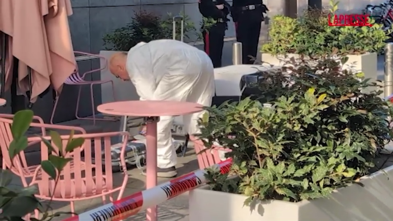 Accoltellamento in piazza Gae Aulenti a Milano: i rilievi della scientifica Accoltellamento in piazza Gae Aulenti a Milano: i rilievi della scientifica