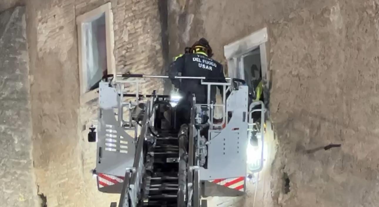 Crollo Torre dei Conti ai Fori Imperiali, morto l’operaio estratto dopo 11 ore da sotto le macerie Crollo Torre dei Conti ai Fori Imperiali, morto l’operaio estratto dopo 11 ore da sotto le macerie