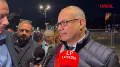 Crollo Torre dei Conti, Gualtieri e delegazioni bipartisan dei partiti alla fiaccolata per Octay Stroici