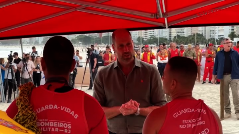 Principe William in Brasile, partita a beach volley a Copacabana