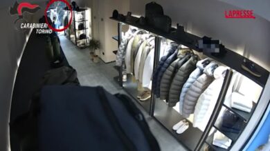 Torino, furto in negozio in centro: il video della spaccata