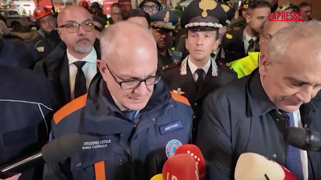 Crollo Torre dei Conti, Gualtieri: "Operaio salvato è nelle mani dei sanitari" Crollo Torre dei Conti, Gualtieri: "Operaio salvato è nelle mani dei sanitari"