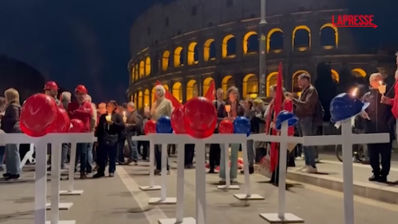 Crollo Torre dei Conti, fiaccolata a Roma per Octay Stroici: "Basta morti sul lavoro"