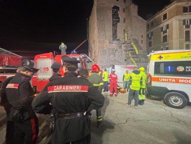 Crollo Torre dei Conti, morto in ospedale l’operaio estratto dalle macerie dopo 12 ore