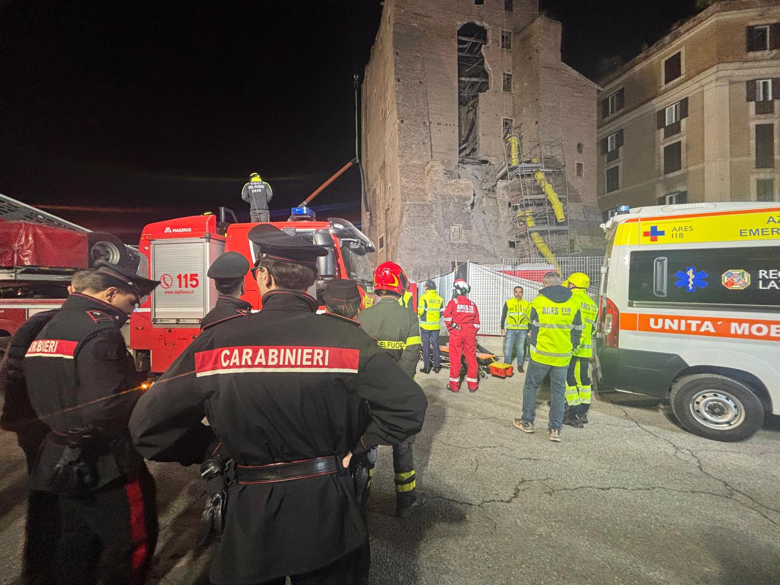 Crollo Torre dei Conti, morto in ospedale l’operaio estratto dalle macerie dopo 12 ore Crollo Torre dei Conti, morto in ospedale l’operaio estratto dalle macerie dopo 12 ore