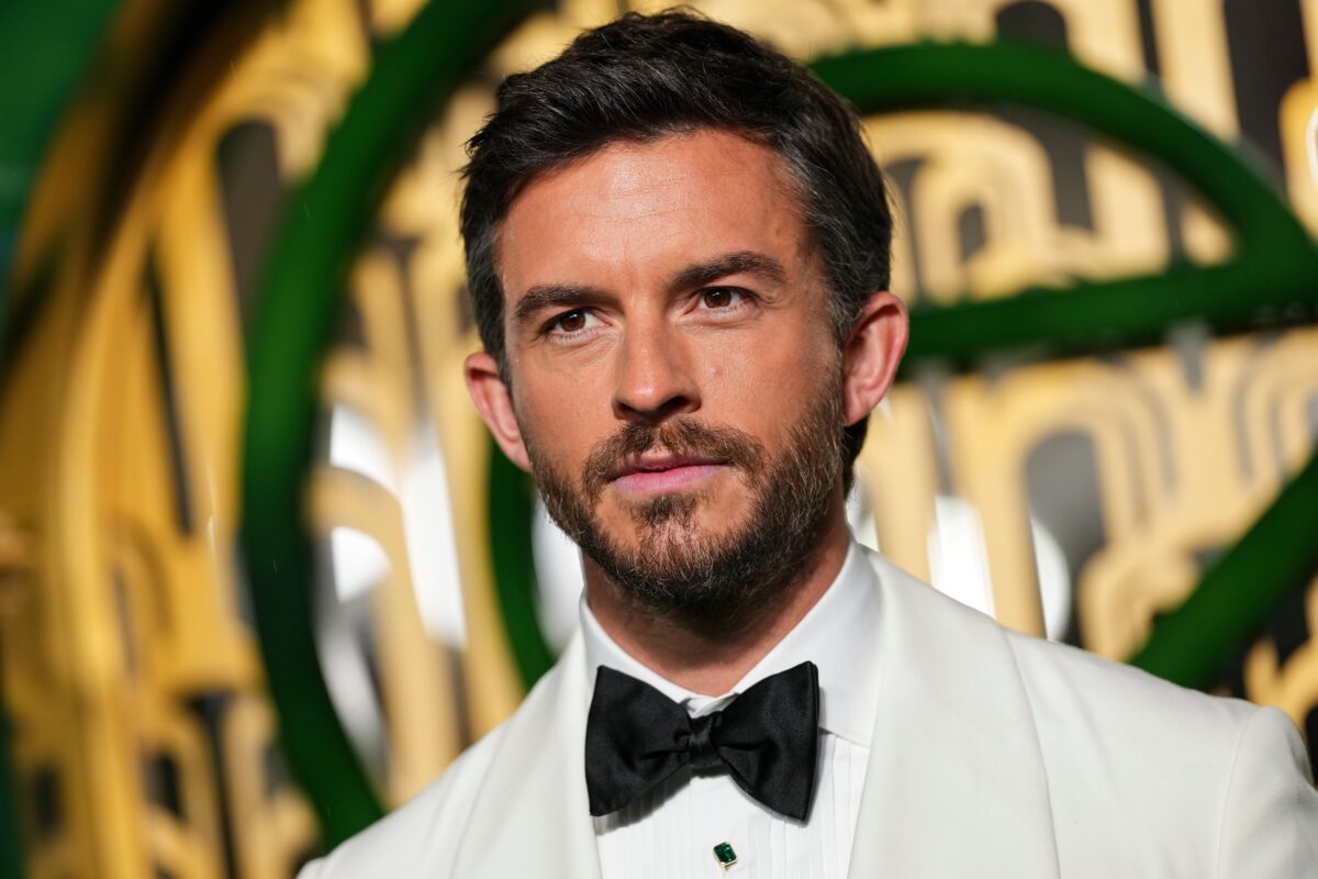 Jonathan Bailey è l’uomo più sexy del 2025 secondo People Magazine: le foto