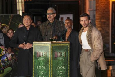 Il regista Jon M. Chu, da sinistra, Jeff Goldblum, Cynthia Erivo e Jonathan Bailey posano per i fotografi durante un photocall per il film “Wicked” mercoledì 20 novembre 2024 a Londra. (Foto di Scott A Garfitt/Invision/AP)