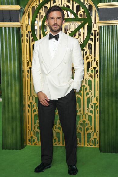 Jonathan Bailey posa per i fotografi all'arrivo alla prima del film “Wicked” lunedì 18 novembre 2024 a Londra. (Foto di Scott A Garfitt/Invision/AP)