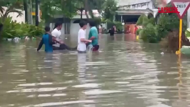 Filippine, tifone Kalmaegi colpisce la costa: venti forti e inondazioni