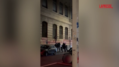Roma, incappucciati tentano nuovo blitz al liceo Righi occupato
