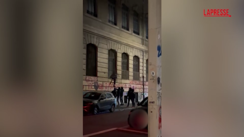 Roma, incappucciati tentano nuovo blitz al liceo Righi occupato