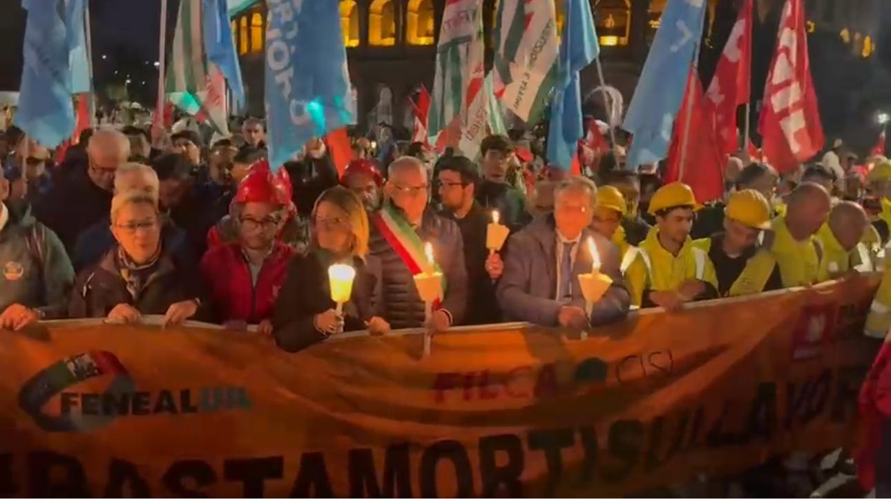 Crollo Torre dei Conti, a Roma la fiaccolata in memoria dell’operaio morto Crollo Torre dei Conti, a Roma la fiaccolata in memoria dell’operaio morto